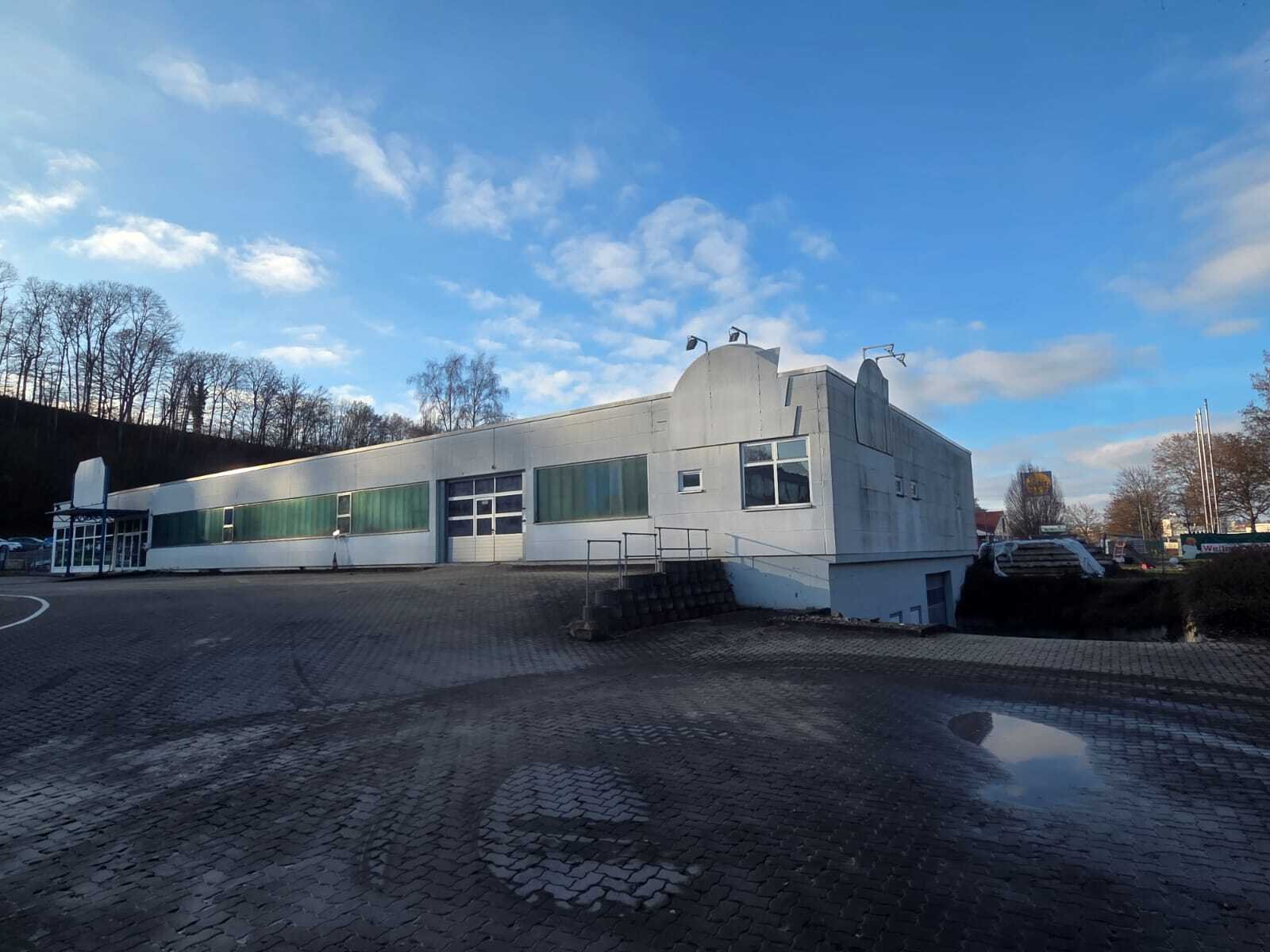 Biberach an der Riß: Variabel nutzbare gewerbliche Fläche EG plus UG (Halle / Produktion/ Lager/ Büro) in Biberach 