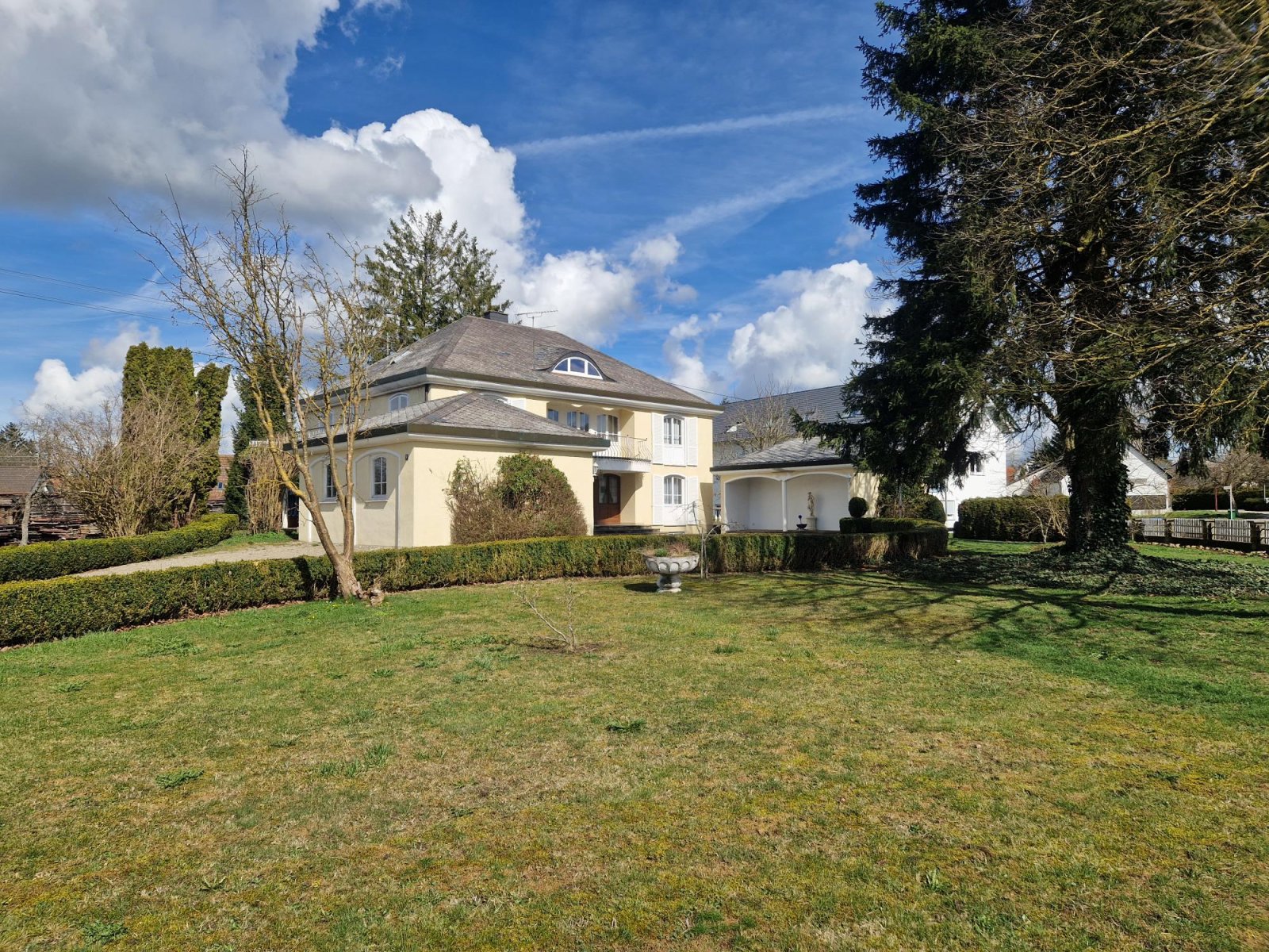 Ravensburg: Elegantes Wohnhaus im Landkreis Ravensburg gelegen *Großzügiges Grundstück* 