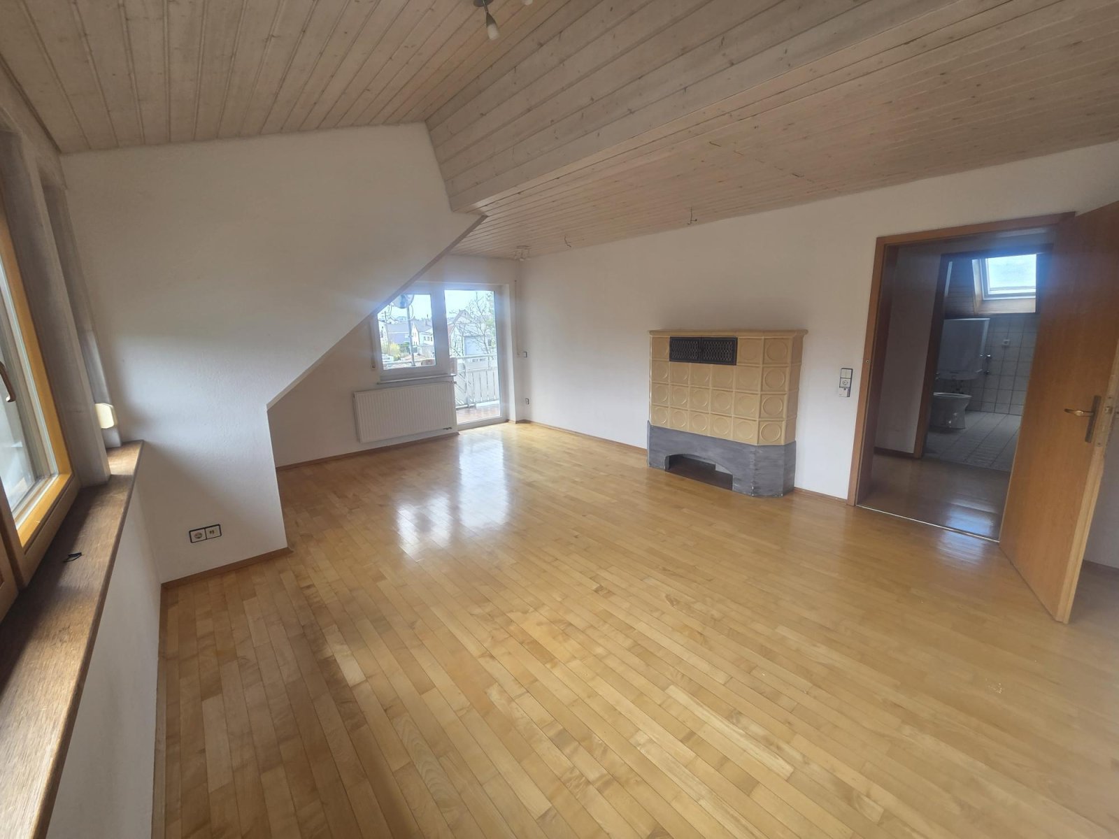 Biberach an der Riß: Freundliche 3,5 Zimmer Dachgeschoss Wohnung im LK Biberach/ Hochdorf 