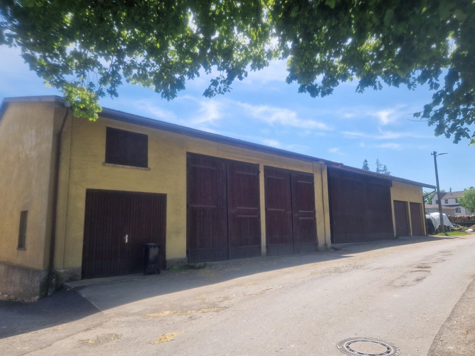 Garagen und landwirtschaftliche Parkfläche