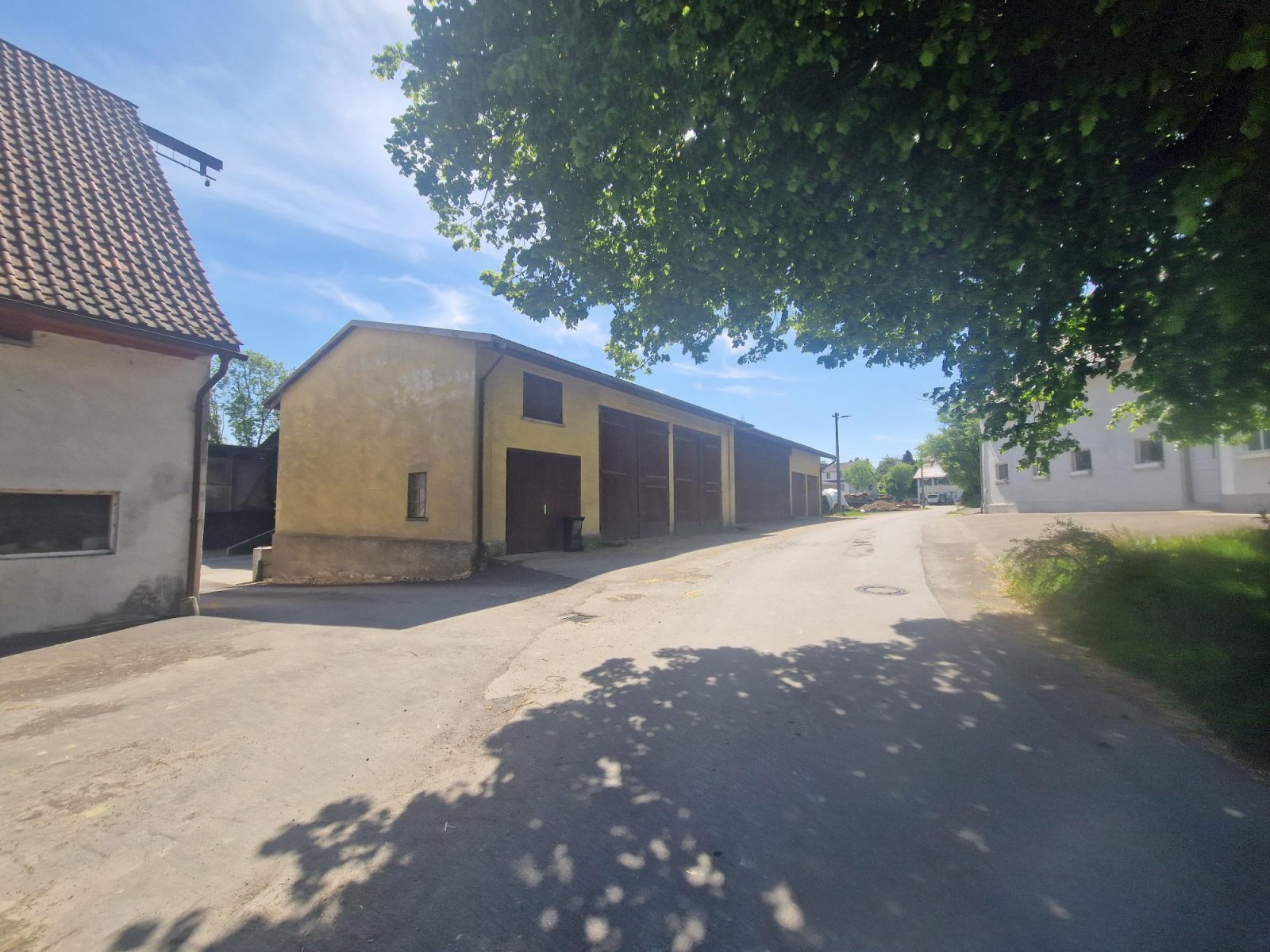Garagen und landwirtschaftliche Parkfläche