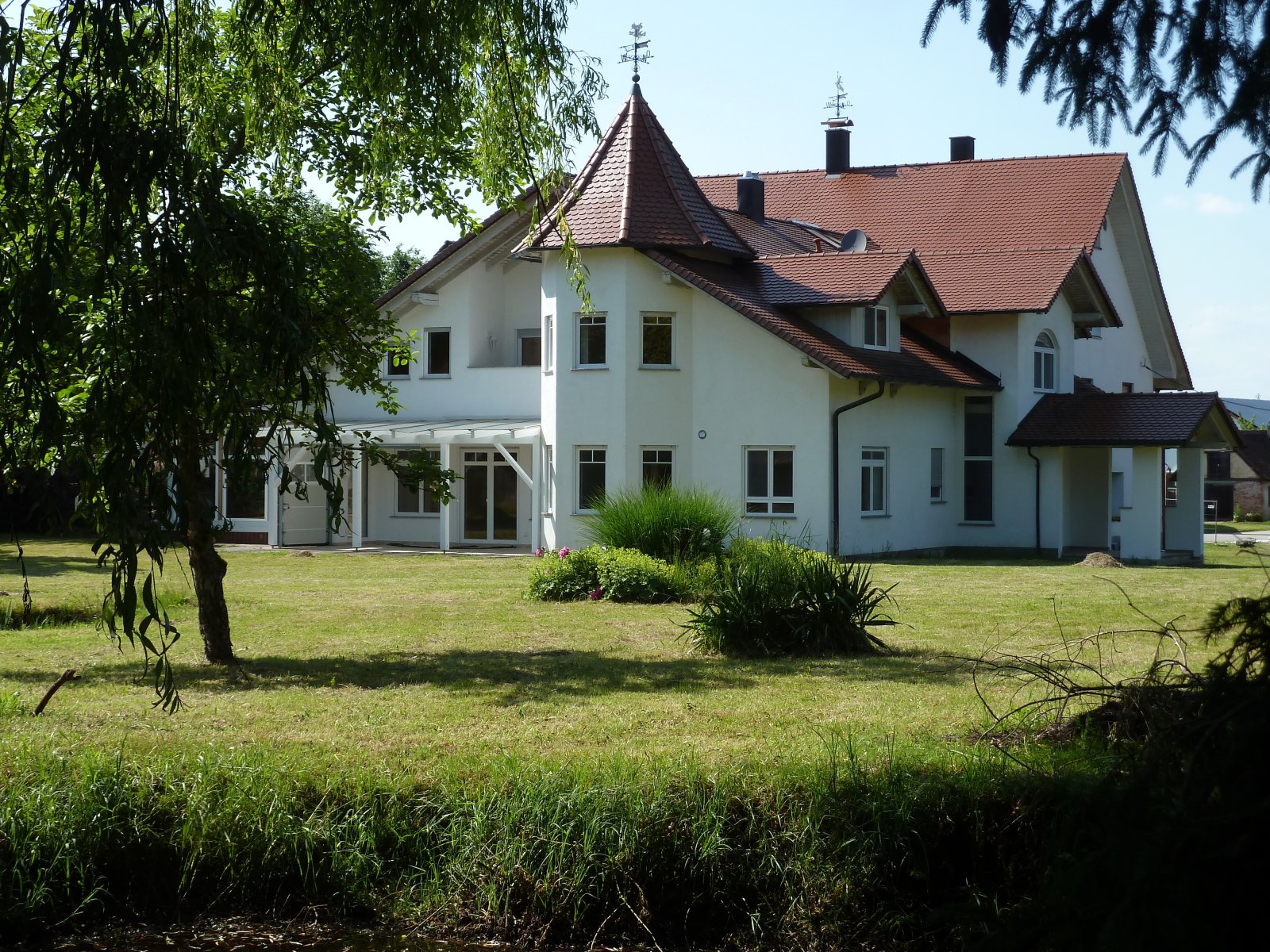 Vorderer Bereich / neueres Wohnhaus, hinterer Bereich / Wohnhaus mittleren Alters