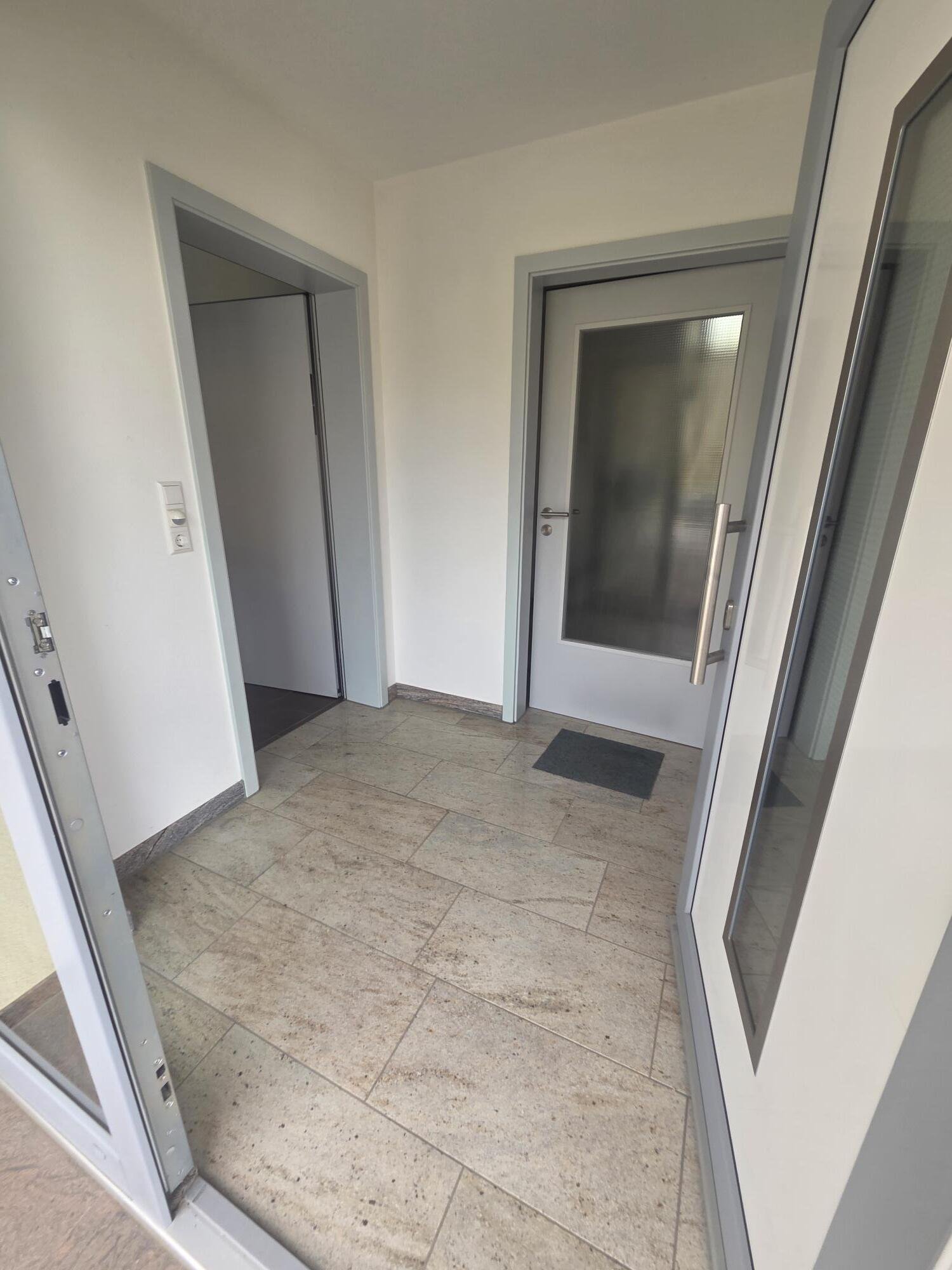 Windfang Erdgeschoss mit Zugang zur Einliegerwohnung